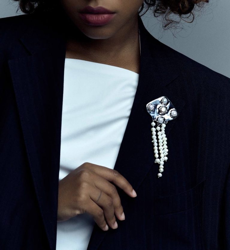 Броши‑гиганты: почему крупные лаконичные украшения вернулись и куда их крепить кроме пиджака